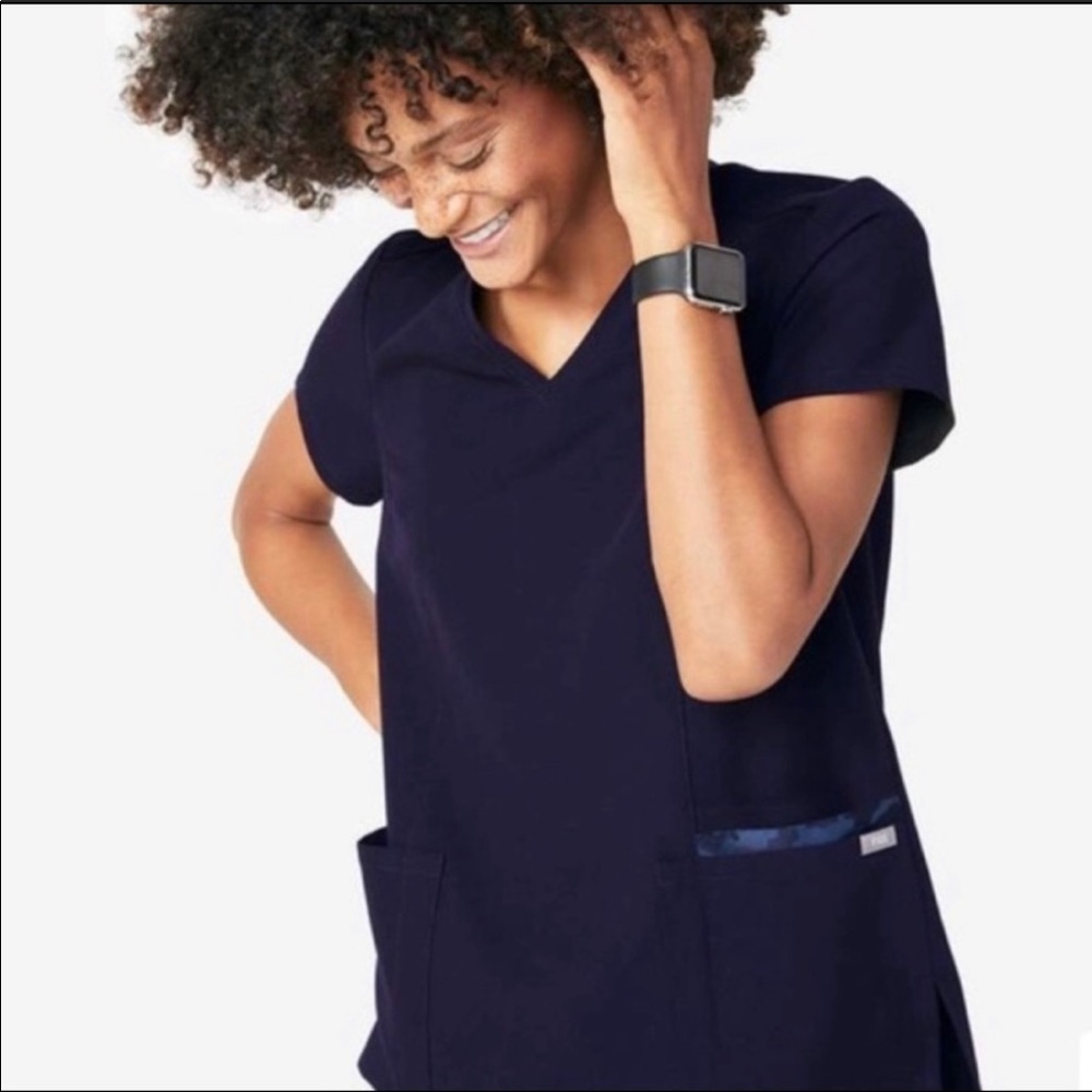 FIGS Gaya 5-Pocket Scrub Top in Navy